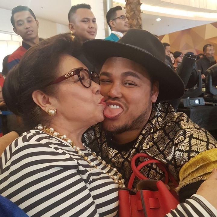 <p>Dari potret ini terlihat sekali Ivan sangat dekat dan tak berjarak dengan Mama Erna. (Foto: Instagram @ernagunawan2)</p>