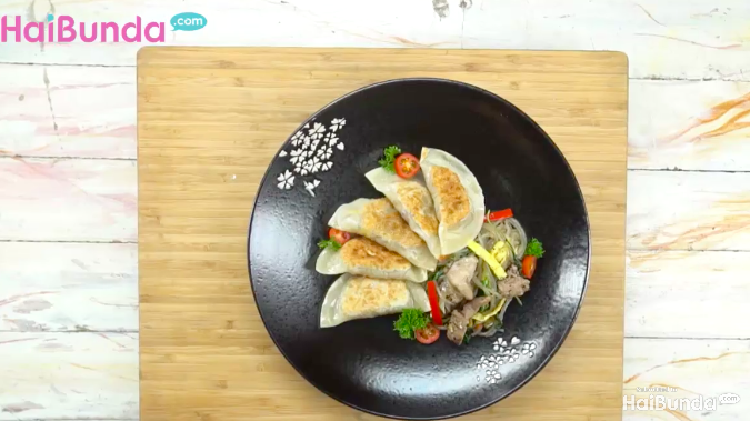 Ingin menyajikan mi pangsit untuk menu sahur? Bisa Bunda coba nih resep ala Korea, Mandu Isi Japchae.