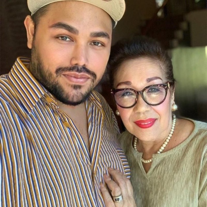 <p>Meski disibukkan dengan aktivitasnya sebagai public figure dan juga desainer, Ivan selalu menyempatkan diri untuk quality time dengan ibundan tercinta. (Foto: Instagram @ivan_gunawan)</p>
