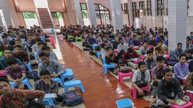 Ustadz menyampaikan materi di hadapan sejumlah santri menggunakan alat bantu komputer. Seluruh peralatan elektronik di pondok pesantren Lembaga Dakwah Islam Indonesia (LDII) Wali Barokah menggunakan daya dari PLTS. ANTARA FOTO/Prasetia Fauzani