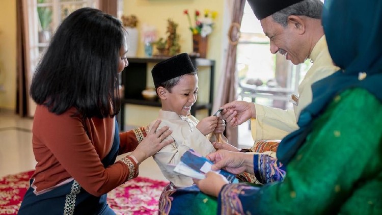 Dari angpao yang diterima, apakah harus dituruti keinginan anak untuk membeli mainan atau barang kesukaannya?