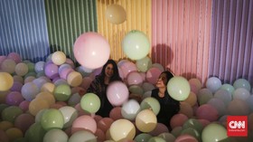 FOTO : Kembali ke Masa Kecil dengan Instalasi Seni Balon