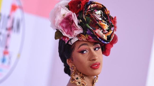 Cardi B mengungkapkan dirinya dilarikan ke rumah sakit karena masalah kesehatan darurat hingga memaksa ia membatalkan tampil di konser akhir pekan ini.