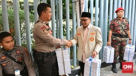 Bagi Takjil ke Aparat, Pemuda Muhammadiyah Minta Hargai Hukum