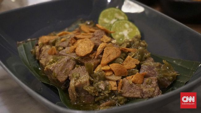 Lidah cabe ijo bisa jadi teman enak untuk makan ketupat saat Lebaran. Yuk buat sendiri lauk ini sebagai sajian Lebaran Anda.