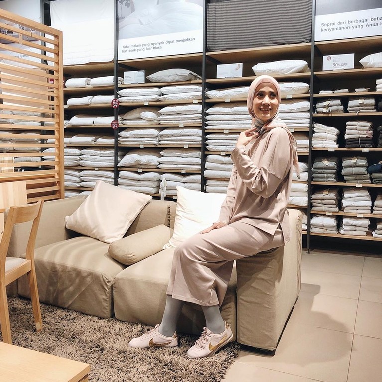 Fanny Fabriana mantap berhijab pada ramadan 2019. Wanita 34 tahun itu pun tampil cantik nan stylish dengan hijabnya.