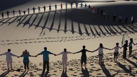 FOTO: Sunyi Meditasi Beralas Padang Pasir