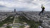 FOTO: Meluncur dari Menara Eiffel Bagi para pecandu adrenalin, inilah sat yang tepat untuk menikmati sensasi meluncur dari Menara Eiffel dengan zip line.
