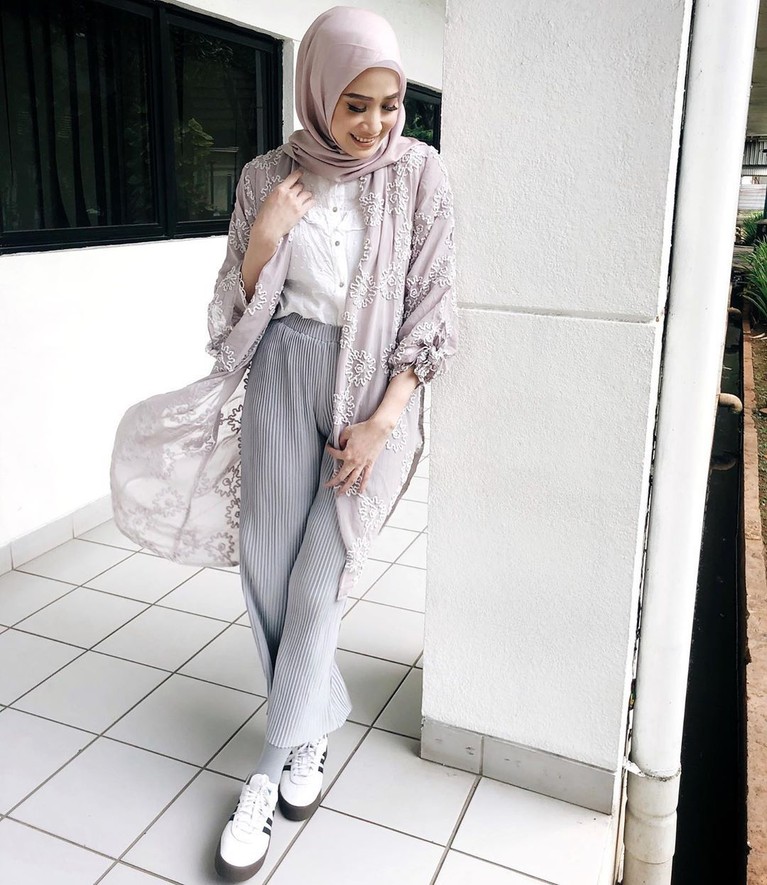 Fanny Fabriana mantap berhijab pada ramadan 2019. Wanita 34 tahun itu pun tampil cantik nan stylish dengan hijabnya.