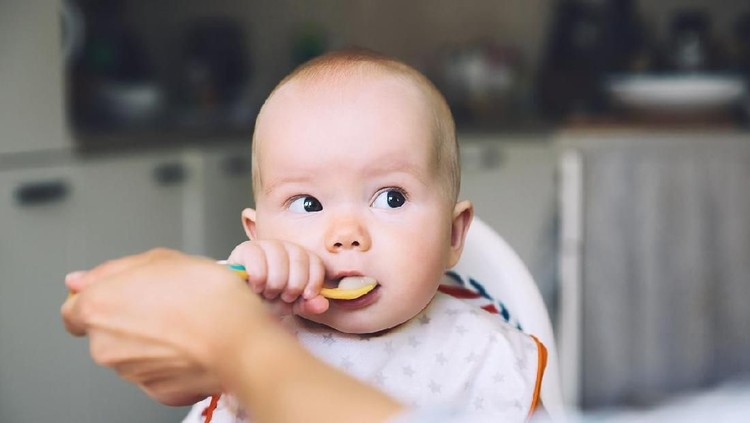 Memberi MPASI anak enggak bisa sembarangan. Harus bertahap dan diperhatkan jenis makanannya, Bun.