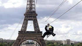 FOTO: Meluncur dari Menara Eiffel