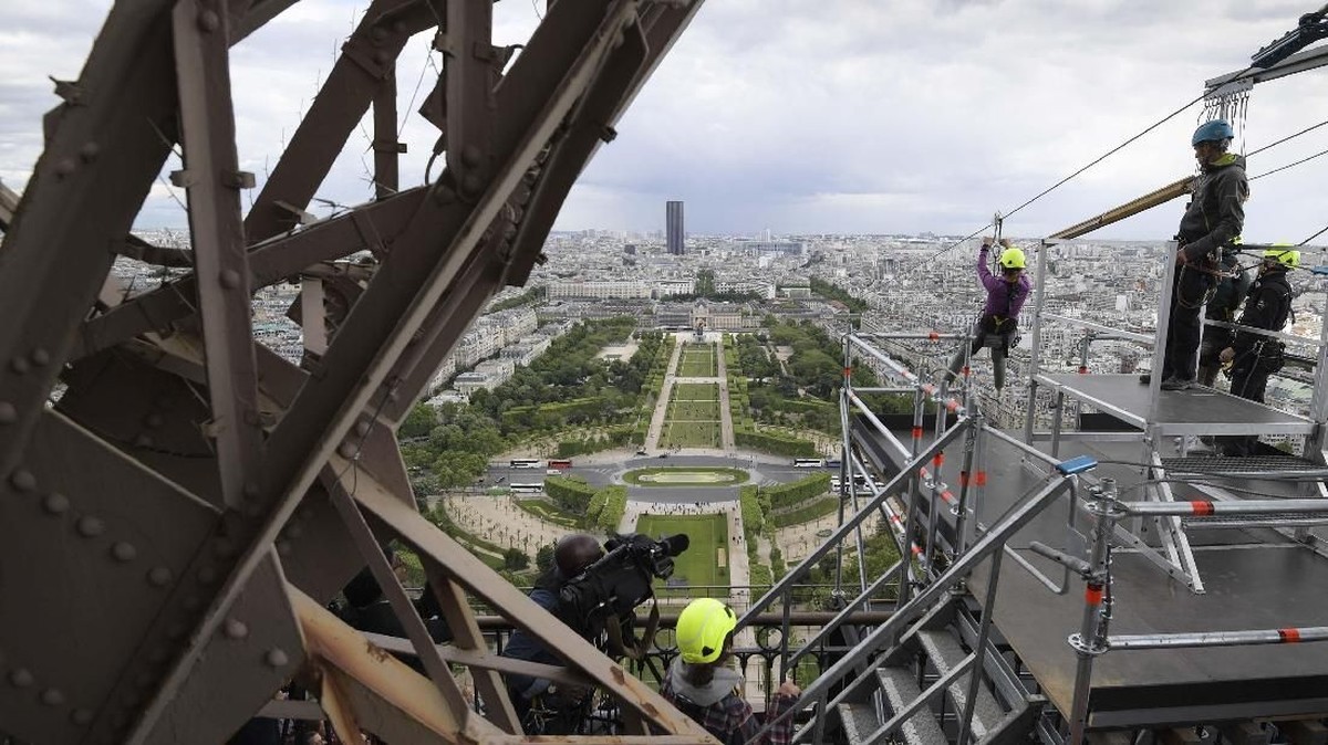 FOTO: Meluncur dari Menara Eiffel