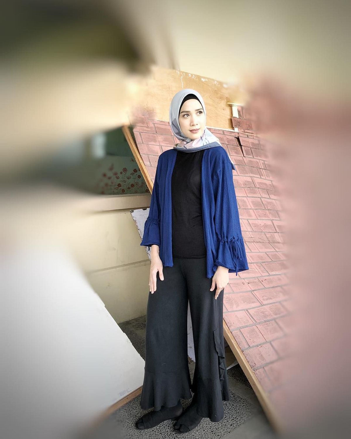 Fanny Fabriana mantap berhijab pada ramadan 2019&period; Wanita 34 tahun itu pun tampil cantik nan stylish dengan hijabnya&period;
