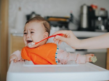 Bayi Menolak Saat Pertama Kali Diberi MPASI, Wajarkah?
