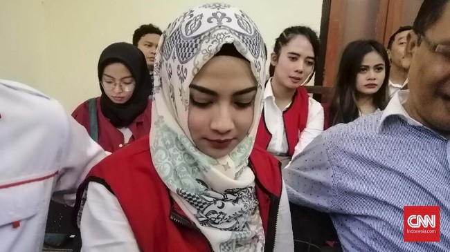 Vanessa Angel berharap majelis hakim mempertimbangkan vonis ringan bahkan bebas setelah mendengar keterangan dua ahli yang didatangkan tim kuasa hukumnya.