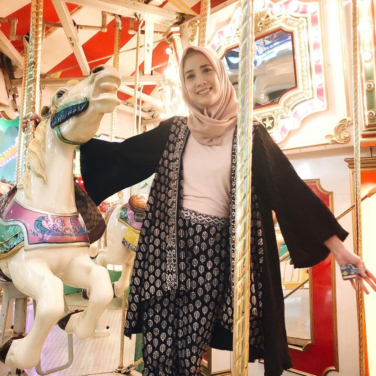 Fanny Fabriana mantap berhijab pada ramadan 2019&period; Wanita 34 tahun itu pun tampil cantik nan stylish dengan hijabnya&period;