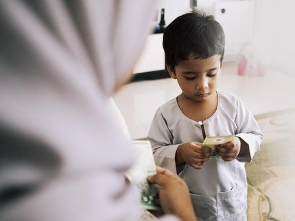 Dampak Negatif Memberikan Angpao Lebaran pada Anak