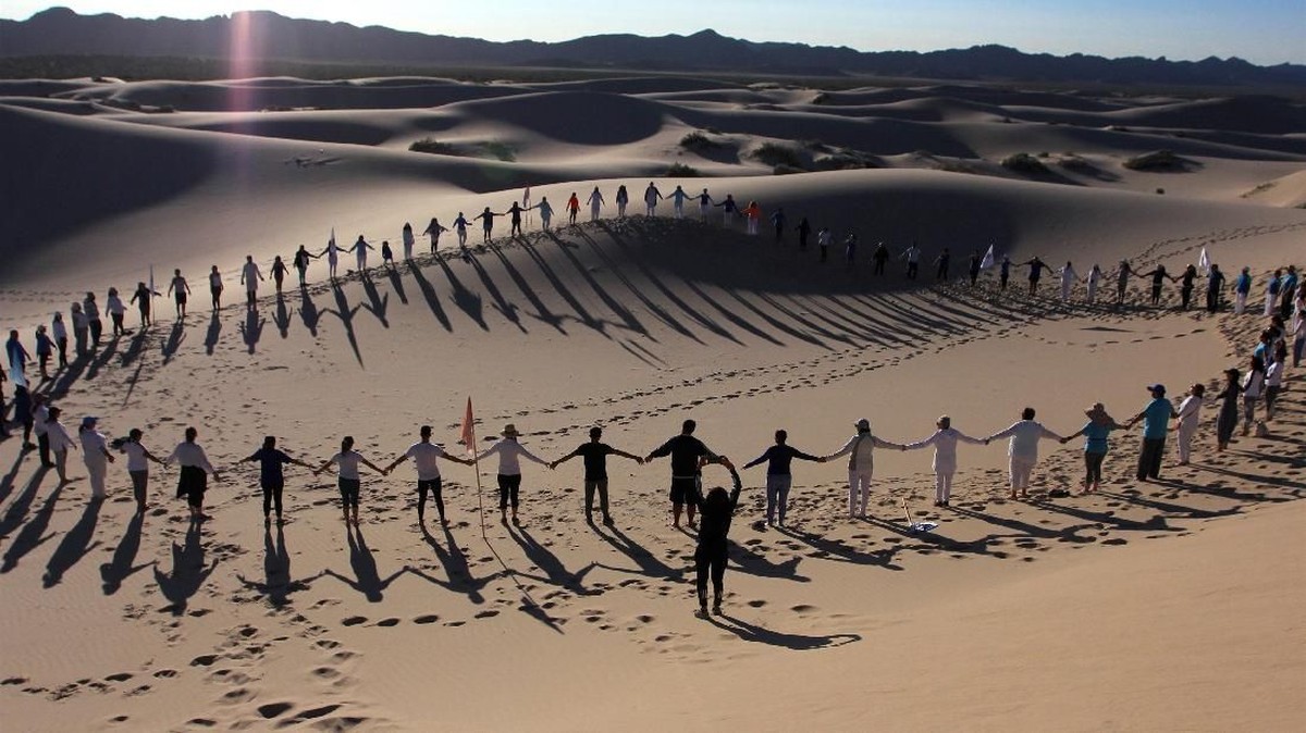 FOTO: Sunyi Meditasi Beralas Padang Pasir