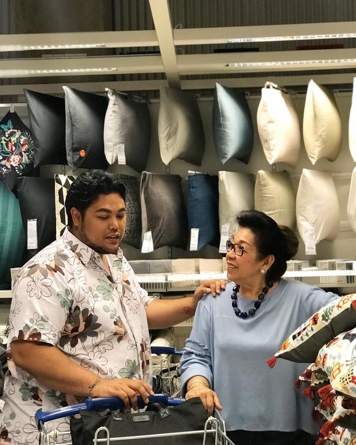 7 Potret Bukti Ivan Gunawan Sangat Dekat dengan Sang Bunda