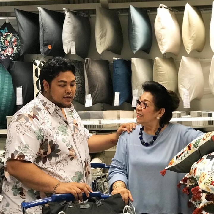 <p>Seru banget nih, Ivan shopping bareng Mama Erna. Mau belanja apa ya kira-kira? He-he-he. (Foto: Instagram @ivan_gunawan)  </p>