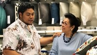 <p>Seru banget nih, Ivan shopping bareng Mama Erna. Mau belanja apa ya kira-kira? He-he-he. (Foto: Instagram @ivan_gunawan)  </p>