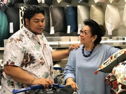 7 Potret Bukti Ivan Gunawan Sangat Dekat dengan Sang Bunda