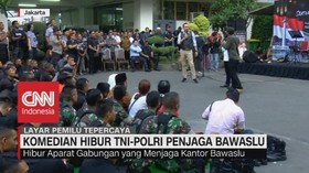 VIDEO: Cak Lontong Hibur Polisi & TNI di Bawaslu