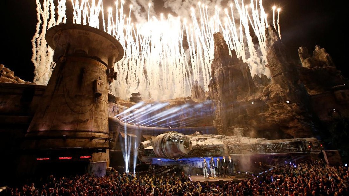 FOTO: Naik Millennium Falcon di Galaksi Star Wars