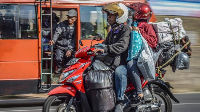 Menempuh perjalann jarak jauh membuat 'loyo' motor sebab menghadapi siksaan dalam berbagai kondisi cuaca dan kontur jalan yang tidak menentu.