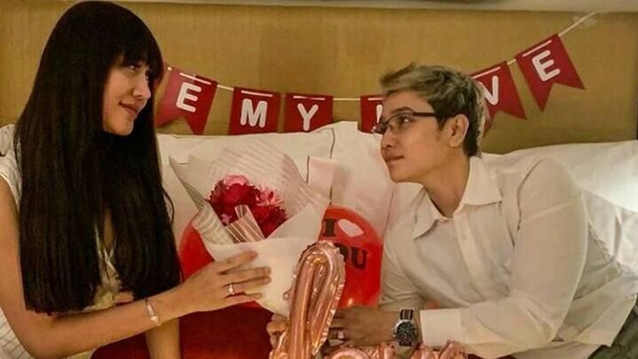 Lucinta Luna dan Kekasih Unggah Foto Lebaran, Netizen: Casing yang Tertukar Unggah foto lebaran bersama kekasih, Lucinta Luna kena nyinyir netizen.