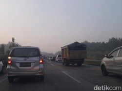Pemudik Ngeluh Rest Area Penuh Terpaksa Istirahat di Bahu Jalan, Amankah?