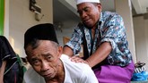 FOTO: Santri-santri Lansia Pencari Berkah Ramadan Di Magelang, di setiap bulan Ramadan sebuah masjid mengadakan program khusus yang ditujukan untuk para lanjut usia yang ingin mondok menjadi santri.