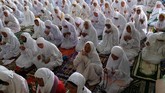 FOTO: Santri-santri Lansia Pencari Berkah Ramadan Di Magelang, di setiap bulan Ramadan sebuah masjid mengadakan program khusus yang ditujukan untuk para lanjut usia yang ingin mondok menjadi santri.