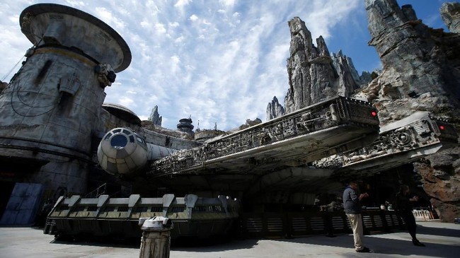 FOTO: Naik Millennium Falcon di Galaksi Star Wars