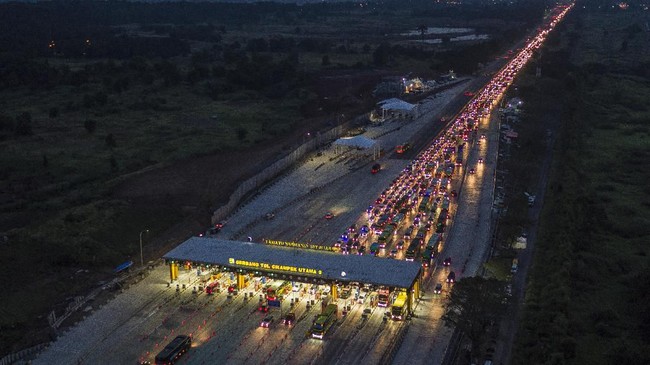 PT Jasa Marga mencatat kepadatan lalu lintas terjadi di KM 43-48, dan KM 53 hingga 57 arah Cikampek.