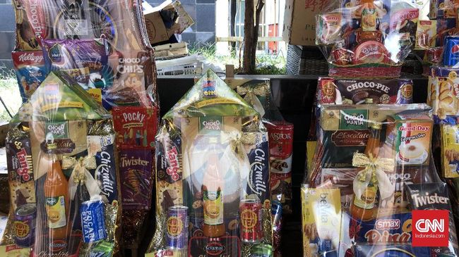 Beda Parsel dan Hampers untuk Lebaran Rangkaian Parsel yang Terjajar di Jalan Pegangsaan Timur, Cikini, Jakarta Pusat, Kamis (30/5).