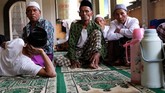 FOTO: Santri-santri Lansia Pencari Berkah Ramadan Di Magelang, di setiap bulan Ramadan sebuah masjid mengadakan program khusus yang ditujukan untuk para lanjut usia yang ingin mondok menjadi santri.