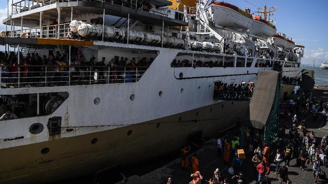Jumlah penumpang angkutan laut hingga H-2 Lebaran 2019 mencapai 64.354 orang. Angka ini menurun 18,95 persen jika dibandingkan tahun lalu 79.400 penumpang.