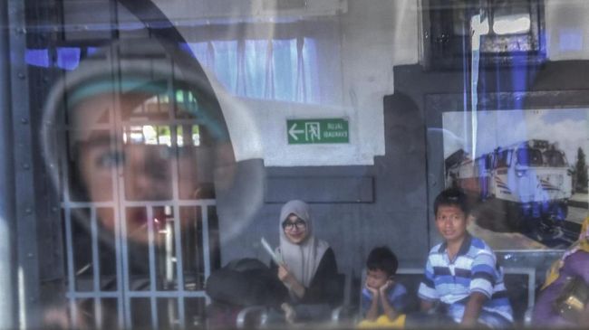 Seorang anak penumpang KA Serayu tujuan Purwokerto berada di dalam kereta di Stasiun Pasar Senen, Jakarta, Kamis (30/5/2019). Direktorat Jenderal Perkeretaapian Kemenhub memprediksi pemudik yang menggunakan  jasa angkutan kereta api mengalami peningkatan pada 29 Mei hingga 4 Juni dengan puncak arus mudik pada Jumat, 31 Mei. ANTARA FOTO/Hafidz Mubarak A/wsj.