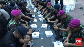 Momen Buka Puasa Bersama TNI-Polri di Pinggir Jalan