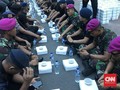 Momen Buka Puasa Bersama TNI-Polri di Pinggir Jalan