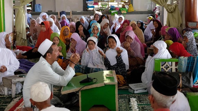 Sejumlah santri sepuh mendengarkan ceramah agama di Masjid Agung Payaman, Komplek Pondok Pesantren Sepuh, Payaman, Magelang, Jateng. ANTARA FOTO/Anis Efizudin