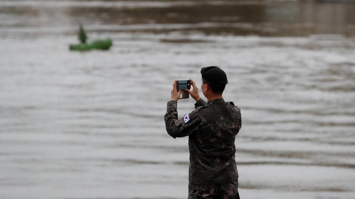 FOTO: 'Putri Duyung' Tenggelam di Jantung Budapest