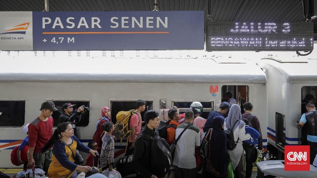 Penumpang KA Gaya Baru Malam Selatan tujuan Surabaya berusaha masuk ke dalam kereta di Stasiun Pasar Senen, Jakarta, Jumat. 31 Mei 2019. Direktorat Jenderal Perkeretaapian Kemenhub memprediksi pemudik yang menggunakan jasa angkutan kereta api mengalami peningkatan pada 29 Mei hingga 4 Juni dengan puncak arus mudik pada Jumat, 31 Mei.