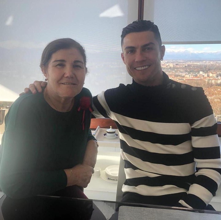 <p>Cristiano Ronaldo dos Santos Aveiro lahir di Portugal, pada 5 Februari 1985, yang merupakan anak keempat dan bungsu dari pasangan Maria Dolores dos Santos Aveiro dan Jose Dinis Aveiro. (Foto: Instagram @doloresaveiroofficial)</p>