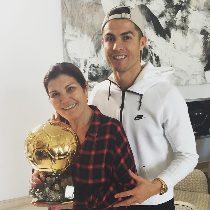 <p>Sang bunda selalu mendukung Ronaldo mengasah bakatnya bermain sepakbola sejak kecil. Di usia tujuh tahun, striker yang dikenal dengan sebutan CR7 ini bermain di klub amatir Andorinha, tempat sang ayah bekerja sebagai <em>kit man</em>. (Foto: Instagram @doloresaveiroofficial)</p>