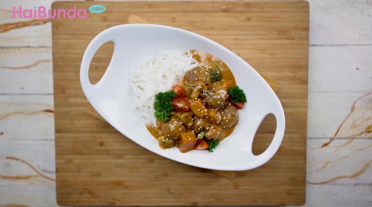 Rendang bersanding dengan opor dan ketupat menjadi salah satu menu favorit saat Lebaran.