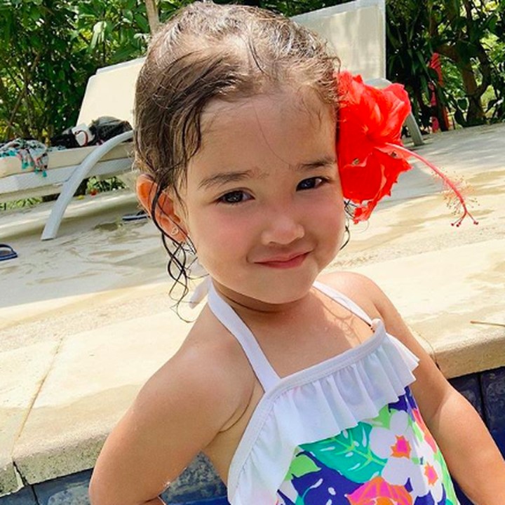 <p>Kali ini berenang dulu. Enggak lupa, tangannya bergaya seperti sedang berkacak pinggang ala model profesional. <em>He-he-he</em>. (Foto: Instagram @yaswildblood) </p>