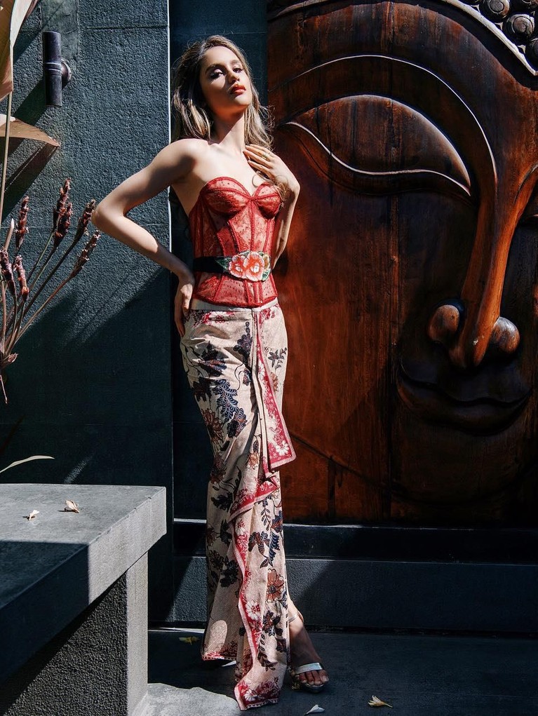 Cinta Laura adalah salah satu artis Indonesia yang dinilai punya gaya berpakaian yang keren. Berikut ini ada 8 potret gaya keren Cinta Laura dalam berpakaian.