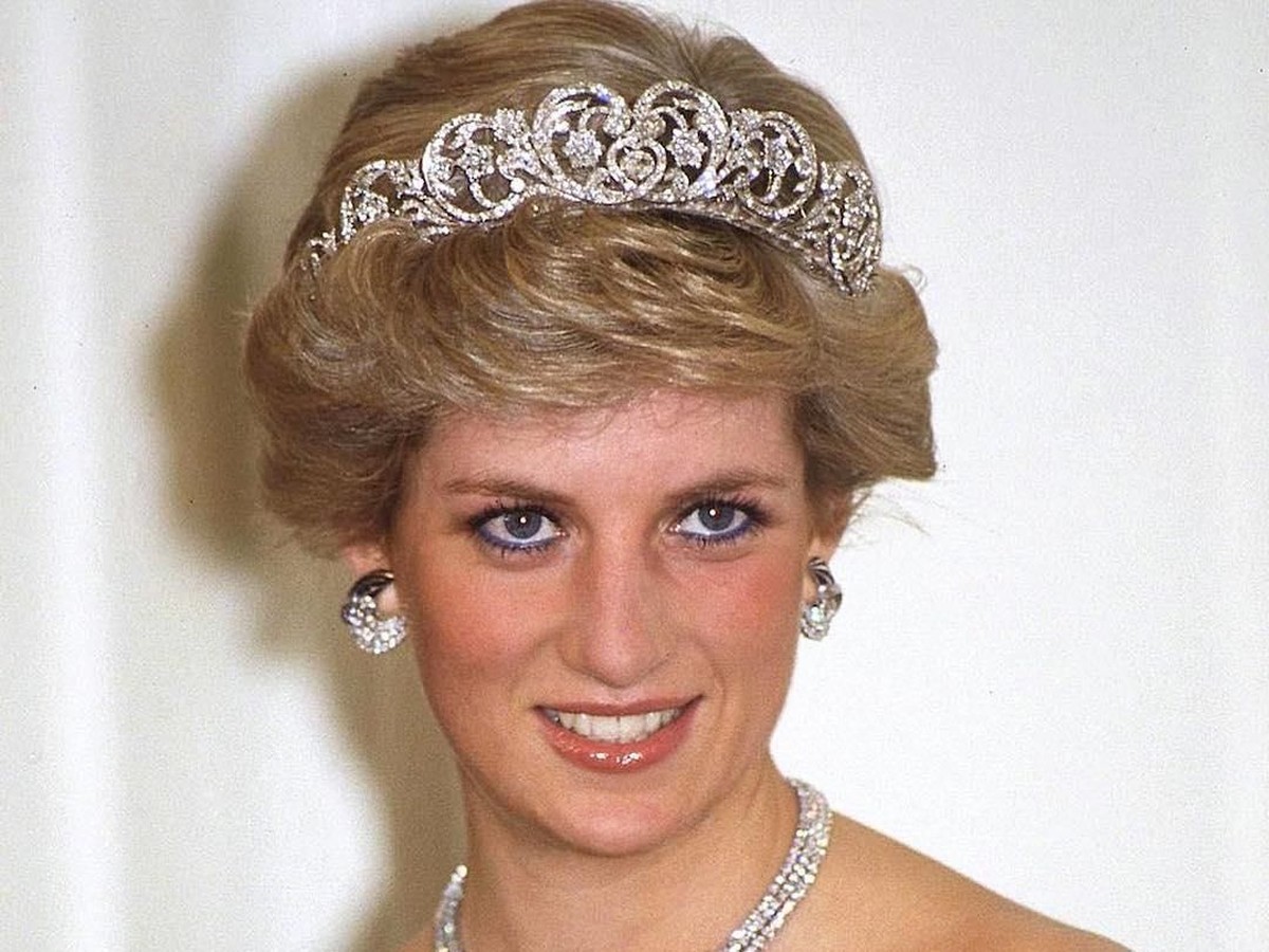 Perhiasaan miliki Kerjaan Inggris diberikan secara turun-menurun dari puluhan tahun lalu&period; Insertizen cari tau yuk sejarah dari 7 perhiasan Kerajaan Inggris&period;